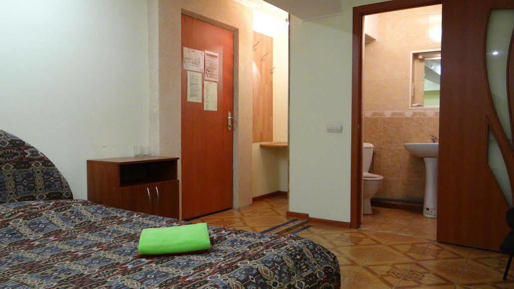 Hotel Desna Kut Kiev Exteriör bild