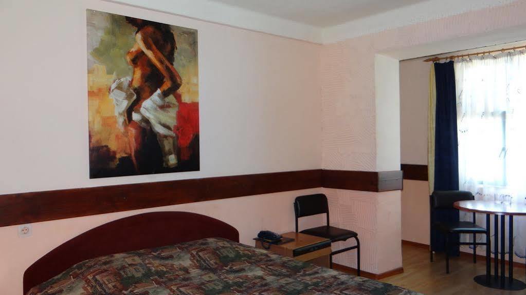 Hotel Desna Kut Kiev Exteriör bild